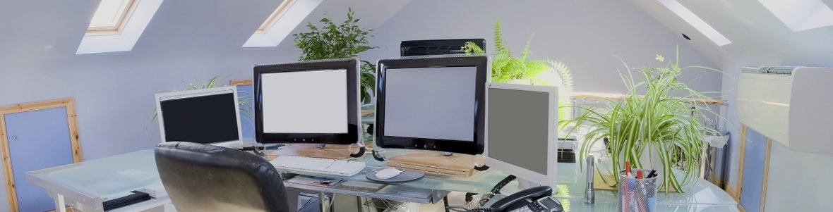 Home Office Arbeitsplatz mit drei Monitoren